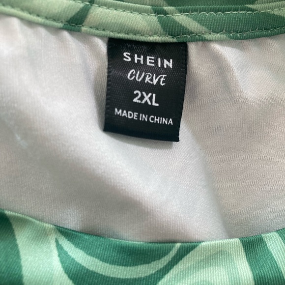 Wavy pattern green ruched side short sleeved tee - Picture 2 of 4